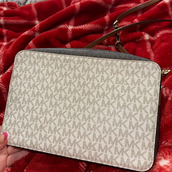 Michael Kors purse - Picture 5 of 11